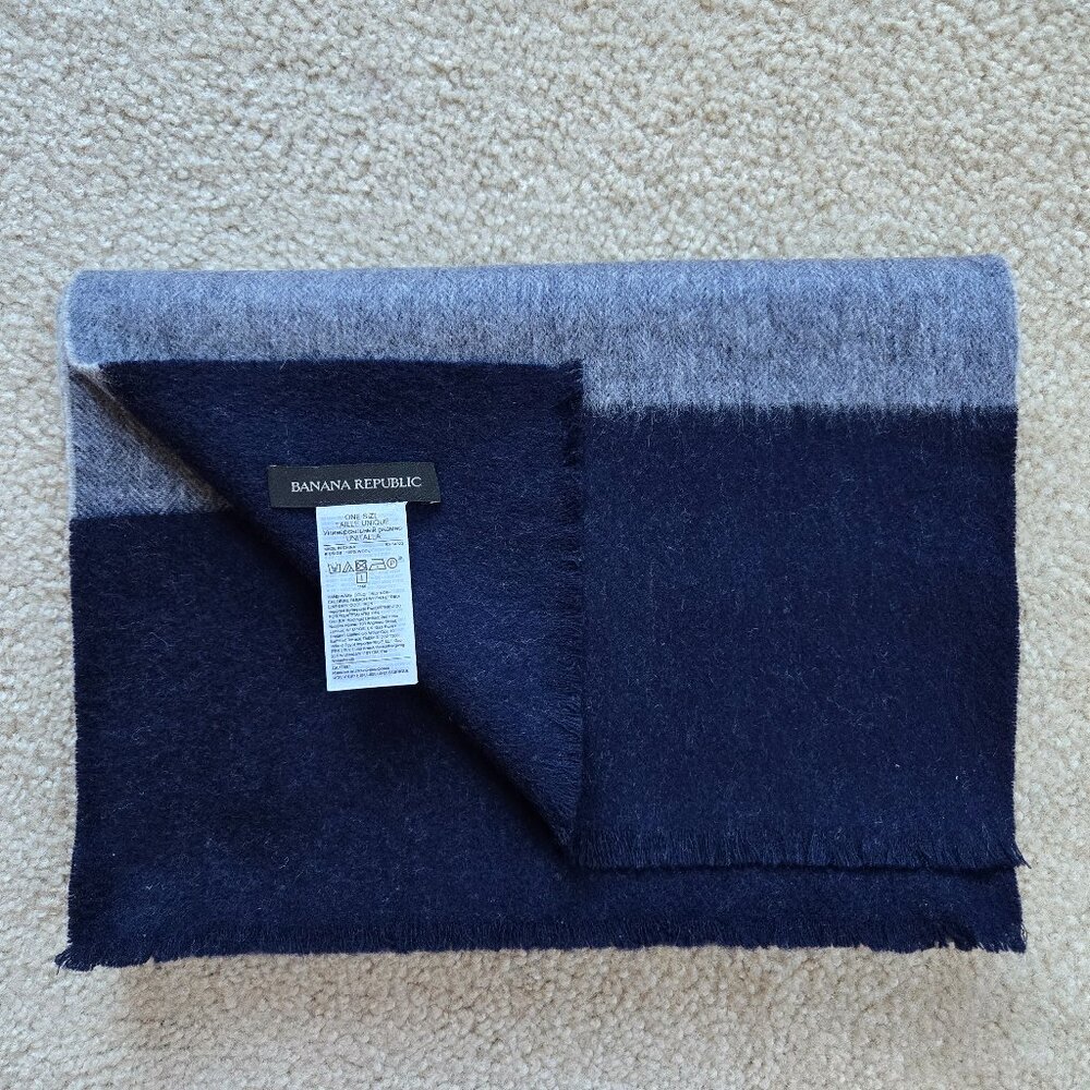 NWOT Banana Republic Wool Herringbone Scarf Grey Navy
